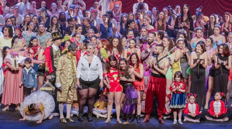 Elenco em espetáculo da Pariz