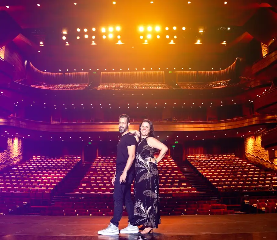 Juliana Parizatto e Ricardo Braune no teatro.